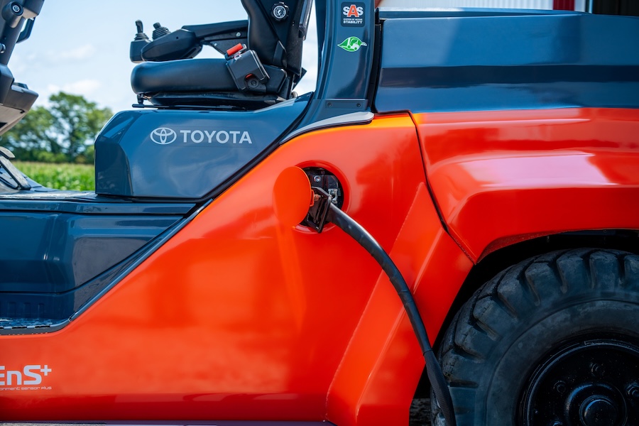 Integrated Mid and Large Electric Pneumatic_Close-Up_Charging_2